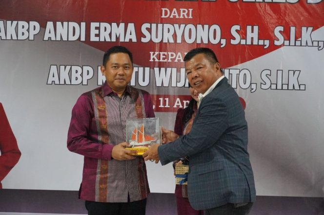 					Bupati Andi Utta Serahkan Cinderamata ke AKBP Andi Erma Suryono. (Foto: Ist/ Humas)
