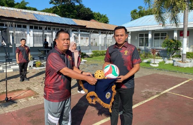 					Karutan Sinjai Darman Syah Menyerahkan Bola Voli dan Takraw Tanda Dimulainya Porseni Antar Warga Binaan. (Foto: Istimewa)