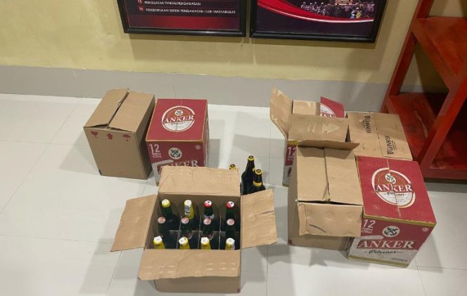 					Barang Bukti Miras yang Diamankan di Mapolres Soppeng. (Foto: Istimewa)