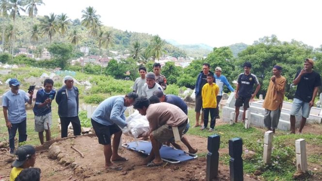 					Proses Pemakaman Yusuf Paulus (20), Pemuda asal Manado yang Tewas Dibunuh Rekannya di Pulau Jampea. (Foto: Istimewa)