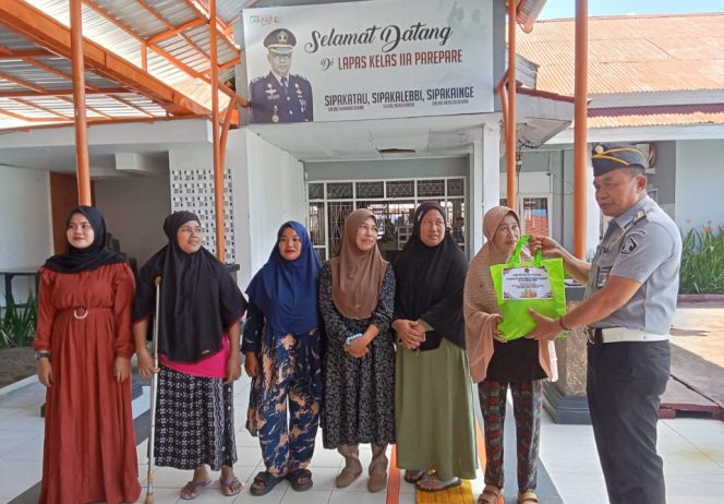 					Lapas Parepare Salurkan Bantuan Sosial untuk Keluarga WBP dan Warga Sekitar di Hari Bhakti Pemasyarakatan ke-61