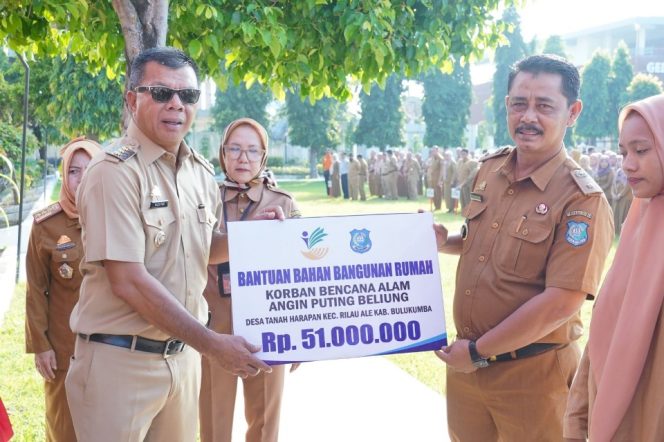 					Bupati Bulukumba Serahkan Bantuan Rp51 Juta untuk Korban Puting Beliung di Desa Tanah Harapan