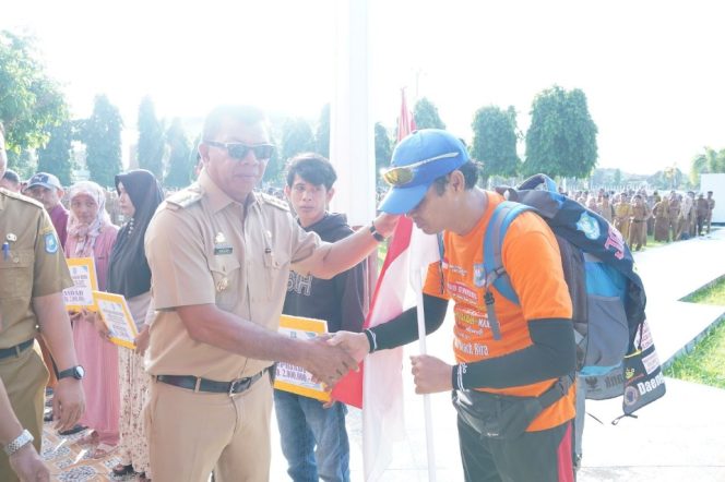 					Rustam Dilepas Secara Resmi Oleh Bupati Bulukumba, Andi Muchtar Ali Yusuf. (Foto: Istimewa)