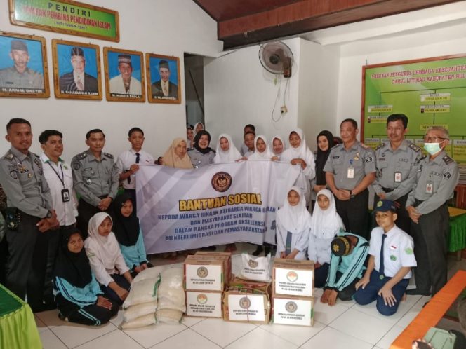 					Penyaluran Bantuan Sosial kepada Lembaga Kesejahteraan Sosial Darul Ij'tihad. (Foto: Istimewa)