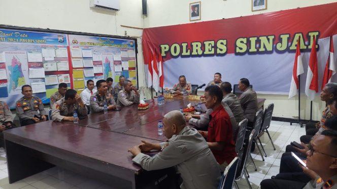 					Pertemuan Para Perwira Polres Sinjai dengan Kapolres di Ruang Data. (Foto: Ist/ Humas)