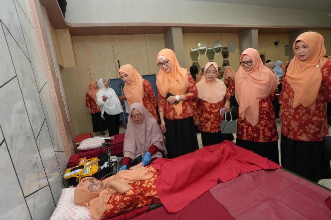 					Aksi Donor Darah Dharma Wanita Persatuan Peringati Hari Kartini (dok.)