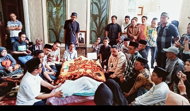 					Wali Kota Munafri Arifuddin saat berada di rumah duka kediaman Almarhum Ruslan Mahmud (dok.)