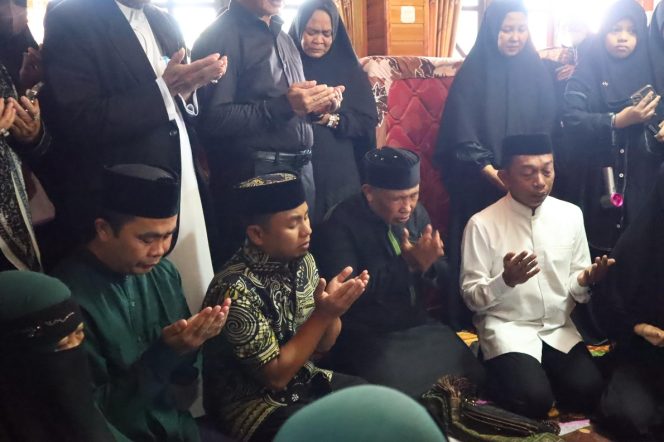 					Wali Kota Parepare Mendoakan Almarhumah, Mertua dari Bupati Sidrap, Syahruddin Alrif. (Foto: Ist/ Humas)