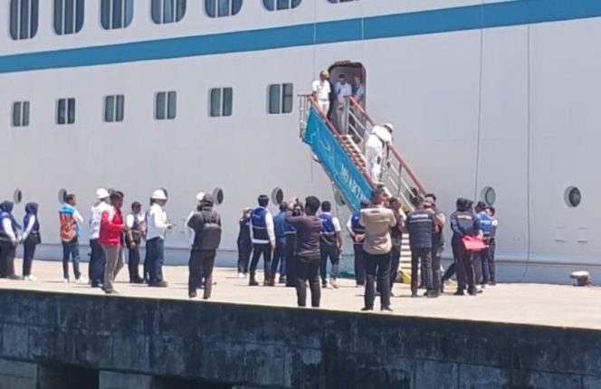 					Sejumlah Foto Grafer (Bukan Jurnalis) yang Diberi Ruang Mengambil Gambar di Dermaga Pelabuhan Nusantara Parepare. (Foto: Berita.News/ Wahyu)