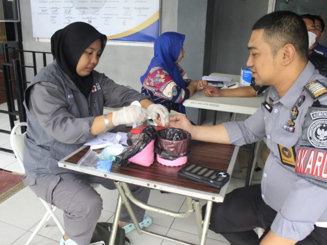 					Pemeriksaan Kesehatan Sebelum Melakukan Donor Darah. (Foto: Ist/ Humas)