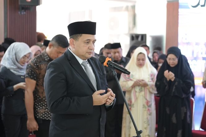 					Wali Kota Makassar Munafri Arifuddin (Appi) saat pimpin pelepasan jenazah almarhum Ruslan Mahmud di halaman Gedung DPRD Kota Makassar (dok.)
