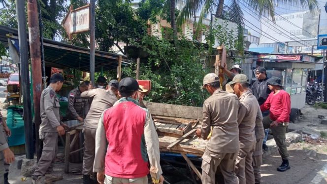 					Petugas Gabungan Bongkar Lapak Pedagang Kaki Lima di Sinjai. (Foto: Istimewa)