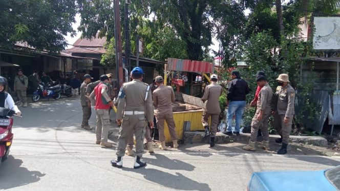 					Penertiban Lapak PKL oleh Petugas Gabungan. (Foto: Istimewa)