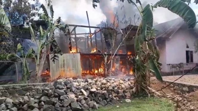 					Api Membesar Menghanguskan Rumah Panggung di Sinjai Timur. (Foto: Istimewa)