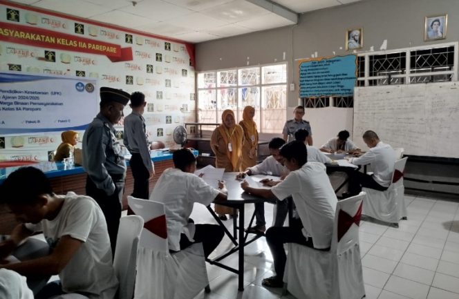 					Warga Binaan Lapas Parepare Ikuti Ujian Penyetaraan Paket A, B dan C. (Foto: Ist/ Humas)