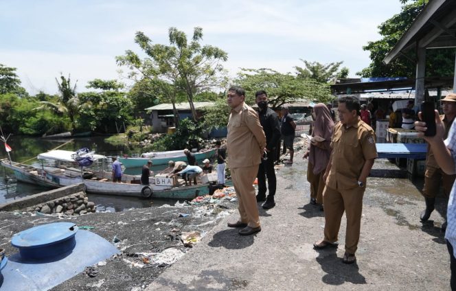 					Wali Kota Makassar Munafri Arifuddin tinjau kondisi pasar ikan (lelong) Rajawali (dok.)