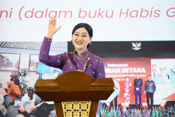 					Kepala Eksekutif OJK Friderica Widyasari saat memberikan materi edukasi keuangan perempuan pekerja migran Indonesia di Jakarta (dok.)