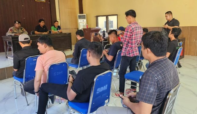 					Kasat Didampingi KBO Narkoba dan Kasi Humas Polres Sinjai saat Silaturahmi Bersama Insan Pers. (Foto: Berita.News/ Syarif)