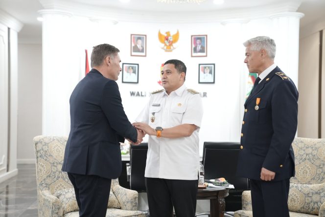 					Wali Kota Munafri Arifuddin saat menerima investor asal Denmark di ruang kerjanya (dok.)