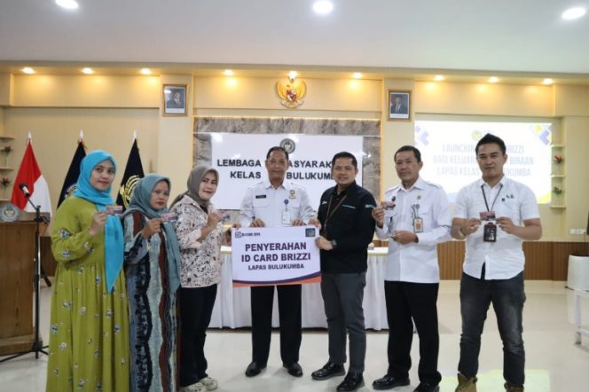 					Peluncuran Kartu BRIZZI dihadiri oleh Kepala Lapas Bulukumba Akbar Amnur dan Pimpinan BRI Cabang Bulukumba. (Foto: Istimewa)