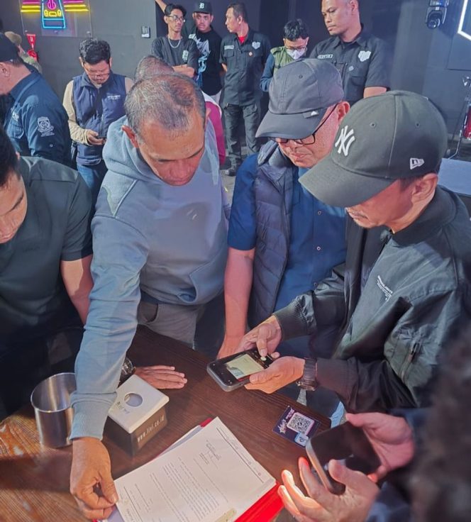 					Tim gabungan dari DPMPTSP Sulsel, Satpol PP Sulsel, dan Satgas Perizinan Kota Makassar saat tertibkan Helena Night Mart (Helens) (dok.)