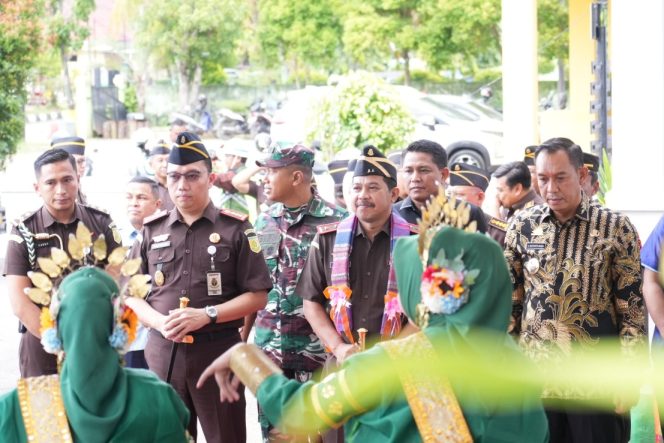 					Penyambutan Kajati Sulsel, Agus Salim Bersama Rombongan di Halaman Kantor Kejari Sinjai. (Foto: Istimewa)