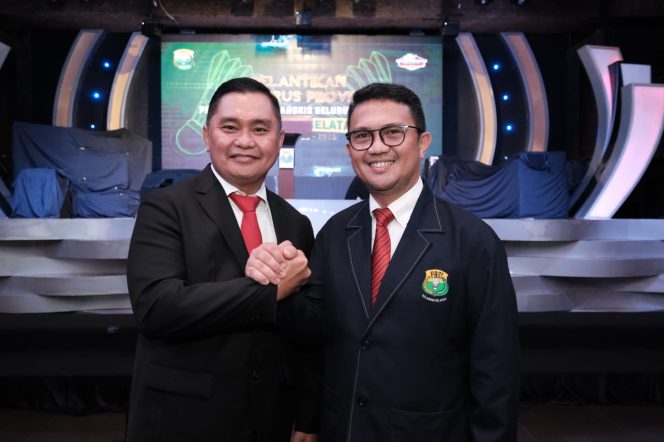 					Ketua PBSI Fadil Imran bersama Ketua PBSI Sulsel Devo Khaddafi (dok.)