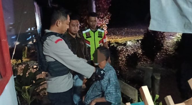 					Personel Polsek Sinjai Borong saat Mengamankan Terduga Pelaku. (Foto: Istimewa)