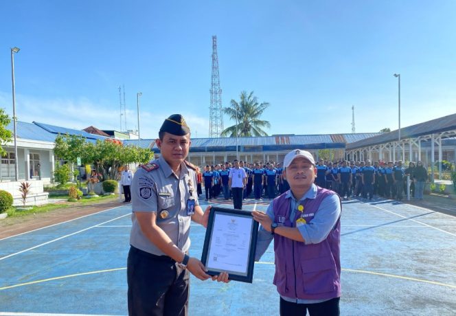 					Karutan Sinjai, Darman Syah Menerima Sertifikat Halal dari Badan Penyelenggara Jaminan Produk Halal. (Foto: Istimewa)