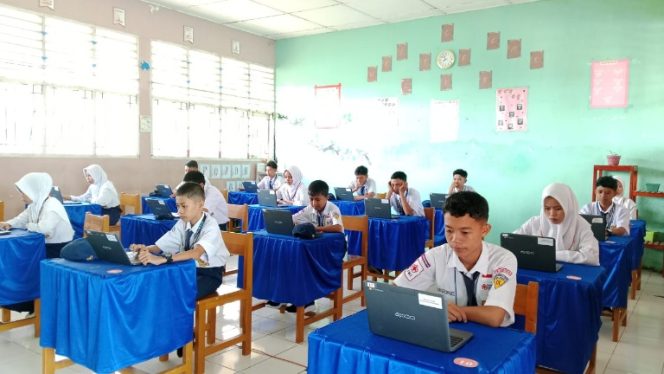 					Antusias Siswa SMPN 21 Sinjai Ikuti Ujian dengan Menggunakan Perangkat Chromebook. (Foto: Istimewa)