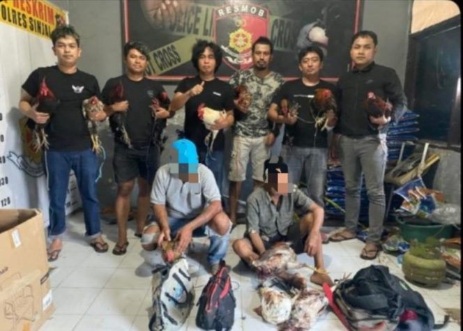 					Dua Pelaku Bersama Sejumlah Barang Bukti Diamankan di Mapolres Sinjai. (Foto: Istimewa)