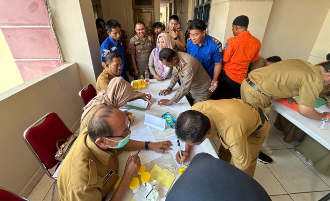 					ASN Pemkab Bulukumba Tes Urine Massal. (Foto: Ist/ Humas)