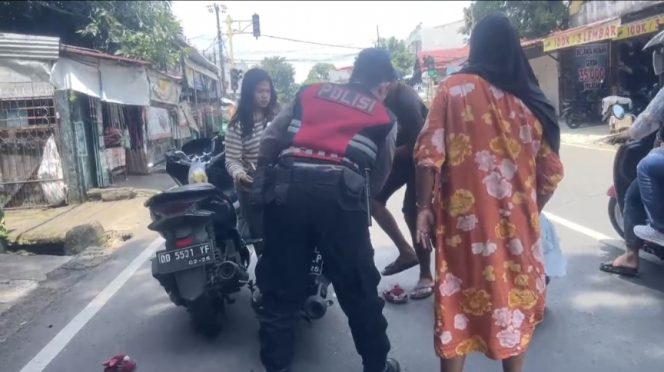 					Personel Sat Samapta Polres Gowa Saat Lakukan Pertolongan ke Ibu Hamil yang Alami Kecelakaan. (Foto: Istimewa)