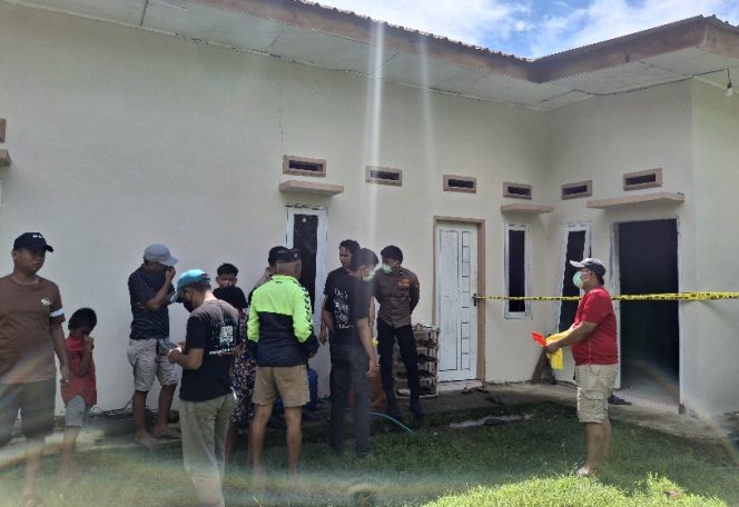 					Pihak Kepolisian Melakukan Proses Identifikasi dan Pemasangan Garis Polisi di TKP. (Foto: Berita.News/ Syarif)