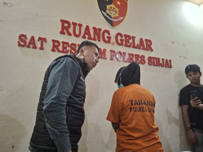 					Pengakuan Tersangka Nekat Lakukan Aksi Pencurian Emas Milik Majikannya. (Foto: Berita.News/ Syarif)