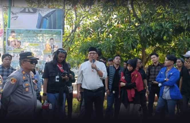 					Wakil Ketua I DPRD Bulukumba, Fahidin HDK Menemui Massa Aksi. (Foto: Istimewa)