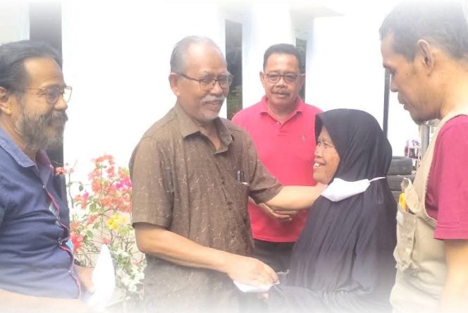 					Baznas Sinjai Beri Bantuan Kepada Keluarga Abd. Razak yang Ditemukan Meninggal Dunia di Rumanya. (Foto: Ist/ Baznas Sinjai)