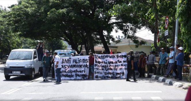 					Warga Desa Darubiah dan Desa Bira, Kecamatan Bonto Bahari Aksi di DPRD Bulukumba. (Foto: Istimewa)