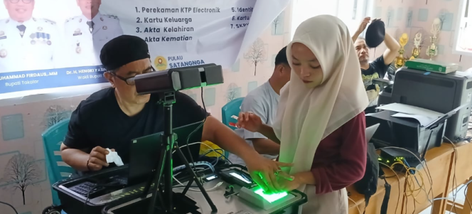 					Dekatkan Layanan Kepada Masyarakat, Bupati Takalar Instruksikan Dukcapil Lakukan Layanan Kependudukan di Pulau Satangnga