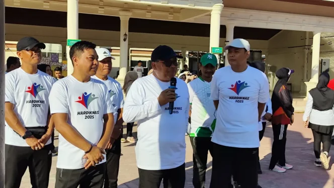 					Bupati Takalar Daeng Manye Lepas Peserta Gerak Jalan Santai Pada Peringatan Hardiknas