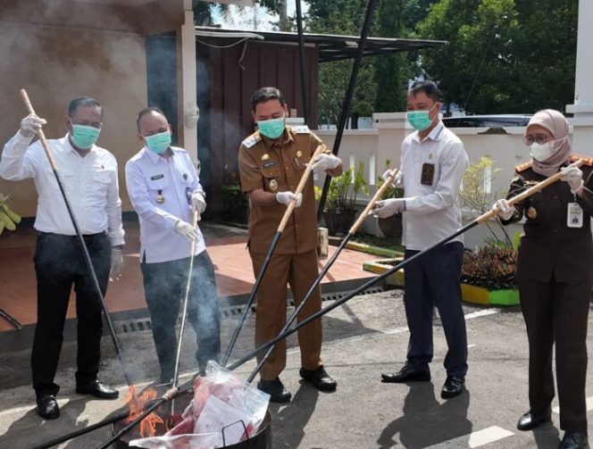 					Wakil Bupati Bersama Kajari Takalar Musnahkan Barang Bukti Narkoba dan Barang Bukti Lainnya