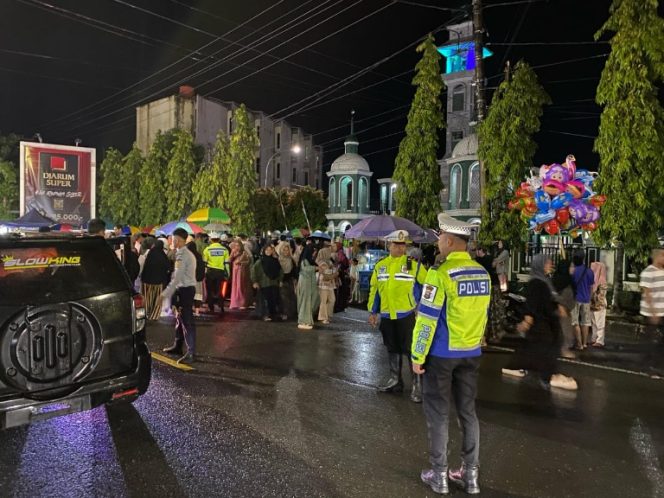 					Sejumlah Personel dari Satlantas Polres Sinjai Melakukan Pengaturan Lalu Lintas. (Foto: Istimewa)