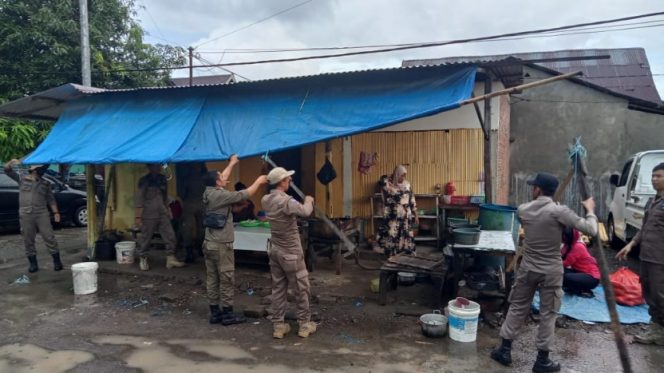 					Penertiban Lapak Pedagang Kaki Lima di Pasar Rakyat PPI Lappa. (Foto: Istimewa)