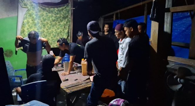 					Operasi Pekat Polres Selayar Gerebek Pesta Miras Jenis Ballo. (Foto: Istimewa)