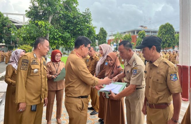 					Penyerahkan Secara Simbolis Kewenangan Pengelolaan Sampah kepada Kelurahan di Kecamatan Ujungbulu. (Foto: Istimewa)
