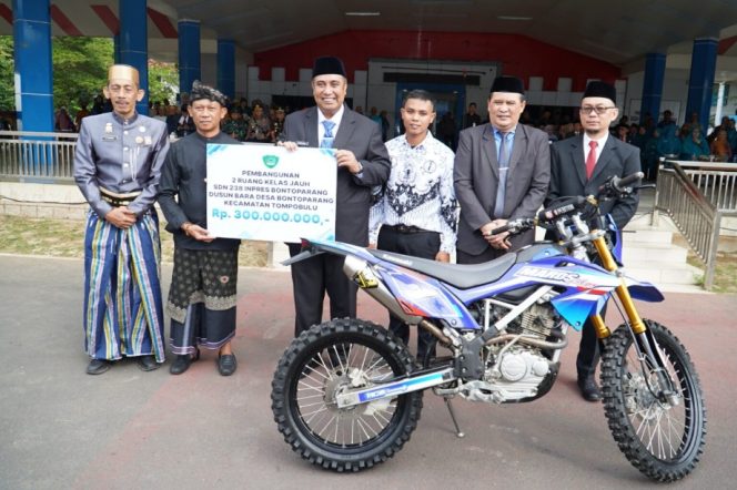 					Bupati Maros, Chaidir Syam Serahkan Bantuan Tunai untuk Sekolah dan Motor Trail Pribadi kepada Guru. (Foto: Istimewa)