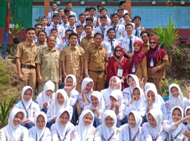 					Foto Beraama Kepsek SMPN 21 Sinjai, Peserta Ujian dan Pengawas. (Foto: Istimewa)