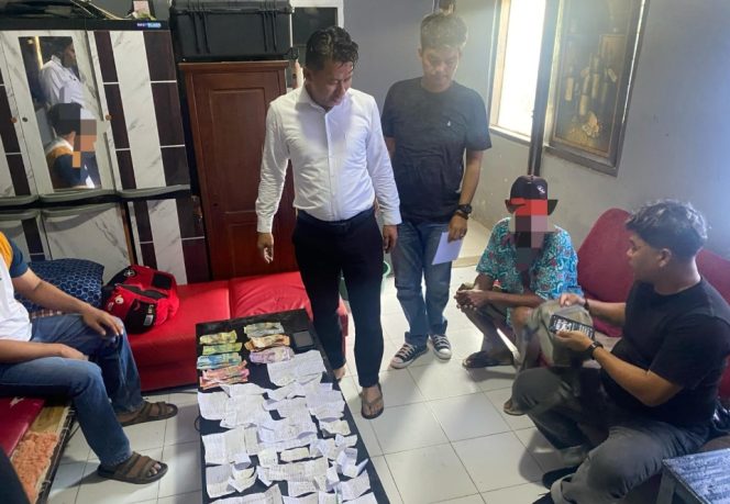 					Terduga Pelaku dan Barang Bukti yang Diamankan di Mapolres Sinjai. (Foto: Istimewa)