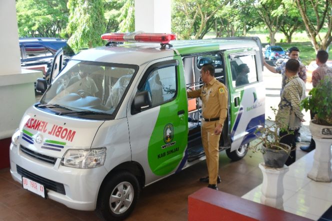 					Bantuan Mobil Ambulans dari CSR Bank Sulselbar Diterima Pemkab Sinjai. (Foto: Ist/ Humas)