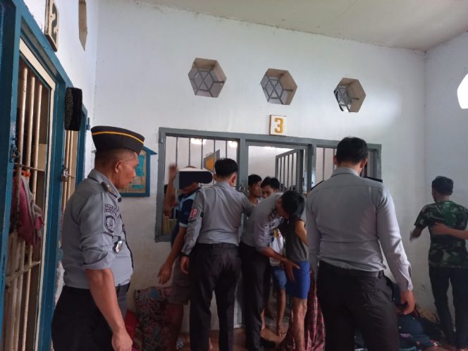 					Penggeledahan Badan Warga Binaan Lapas Bulukumba. (Foto: Istimewa)